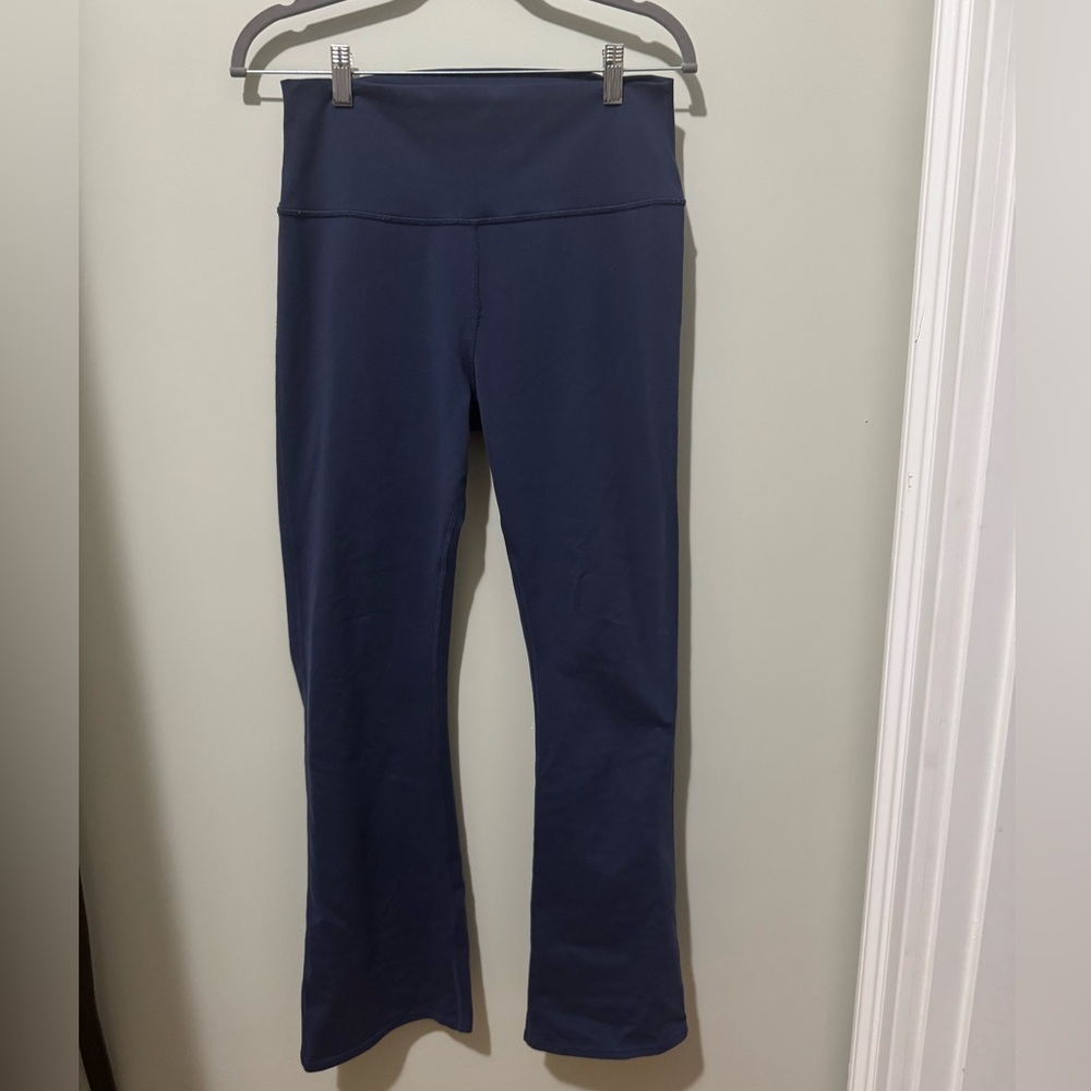 ALO Airbrush High-Waist 7/8 Bootcut Leggings in True Navy